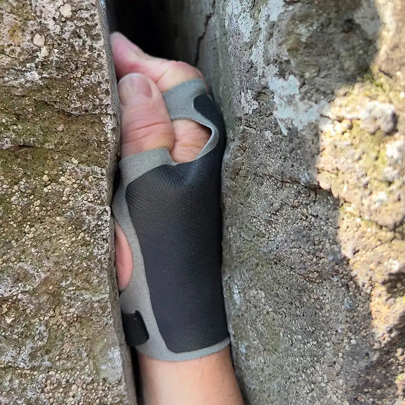 Metolius Crack Glove black with grey accents in a crack